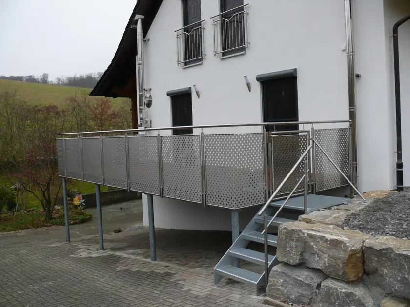 Außentreppe aus Stahl mit angebautem Geländer