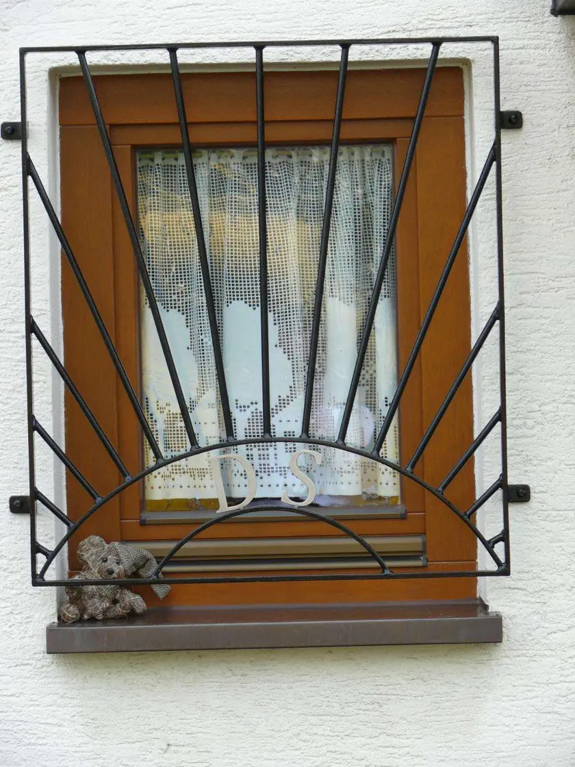Fenstergitter aus Stahl vor einem Fenster
