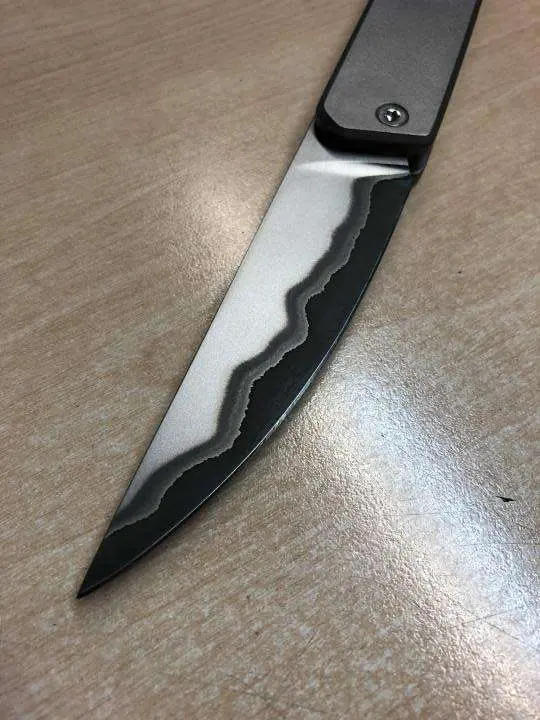Messer mit Damastklinge, stehend fotografiert