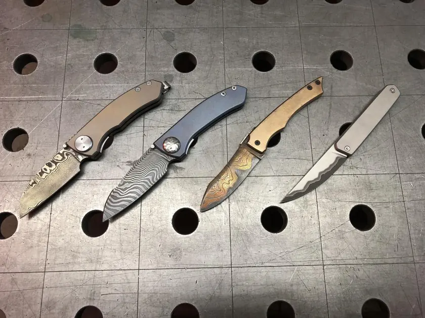 Handgefertigtes Messer auf hellem Grund