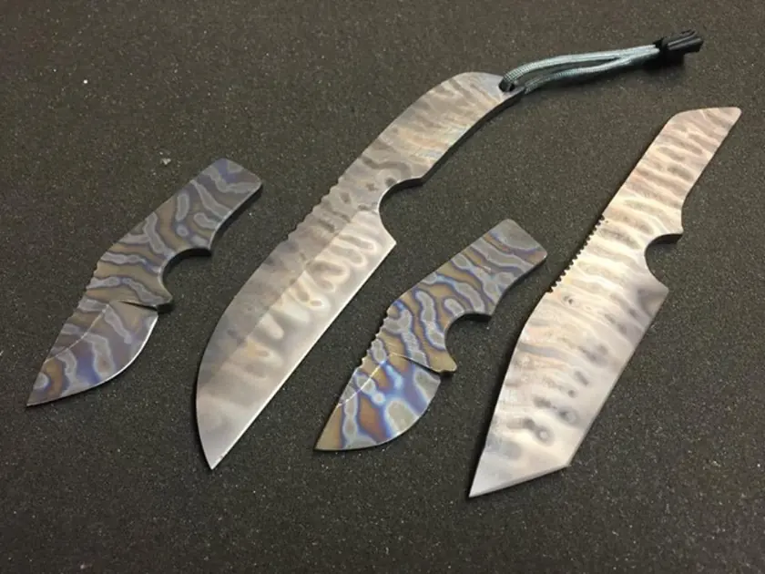 Messer mit dunklem Griffmaterial