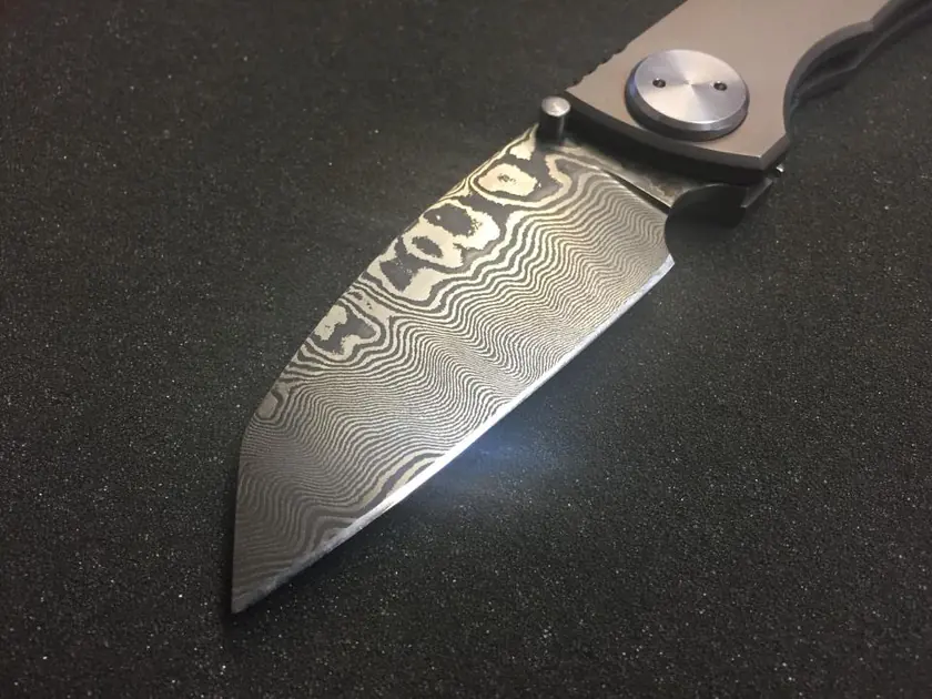 Messer mit breiter Klinge