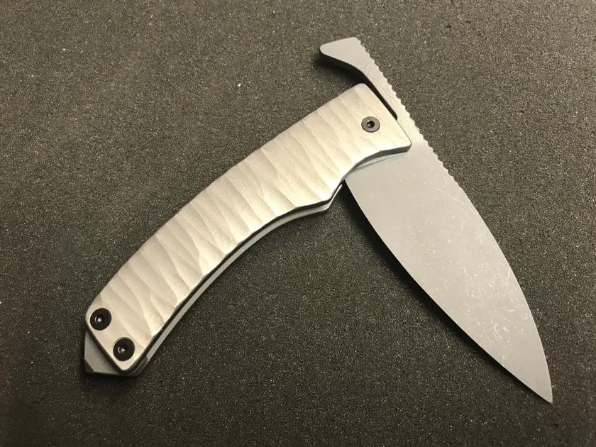 Messer mit strukturierter Klingenoberfläche