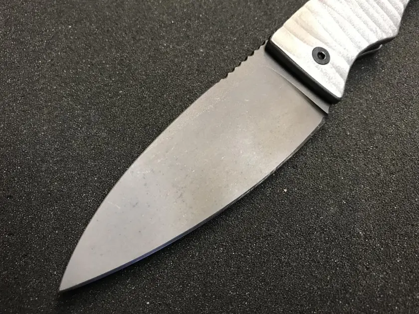Messer mit hellem Griffholz