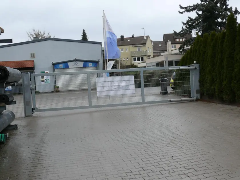 Toranlage mit Antrieb an einer Grundstückseinfahrt