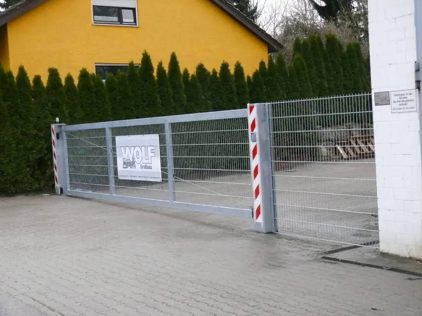 Toranlage mit angrenzendem Zaunfeld