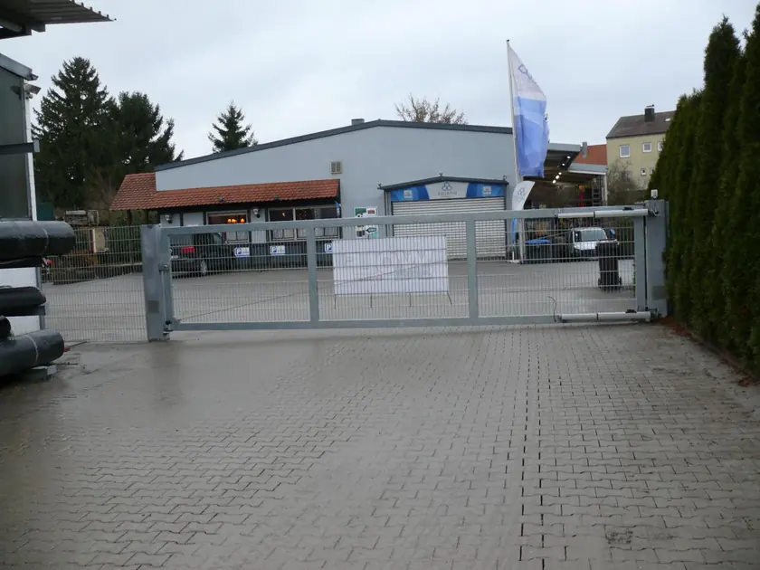 Toranlage aus Stahl, Detailansicht