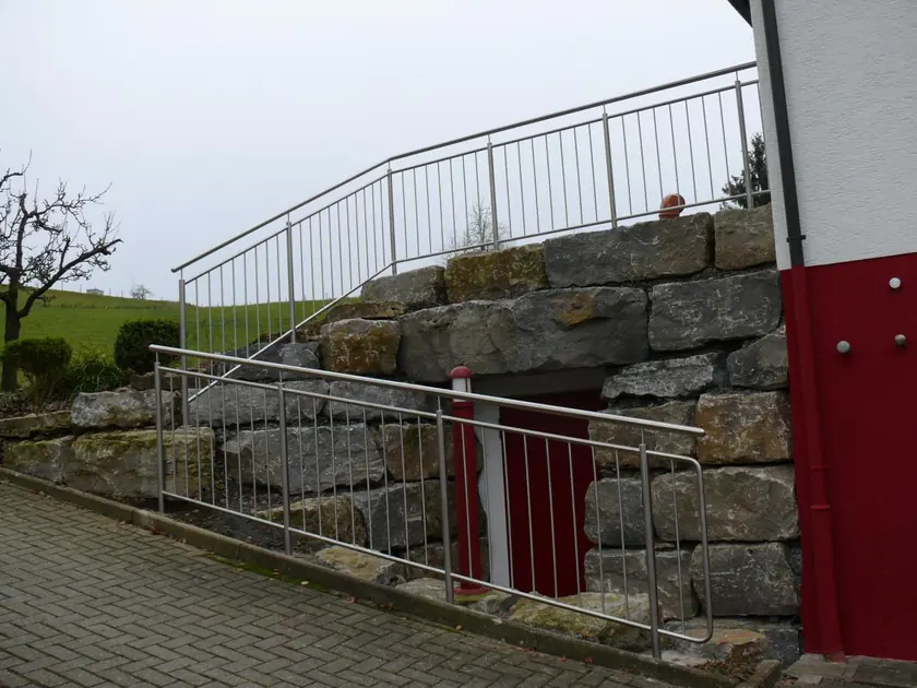 Treppe mit durchlaufendem Handlauf