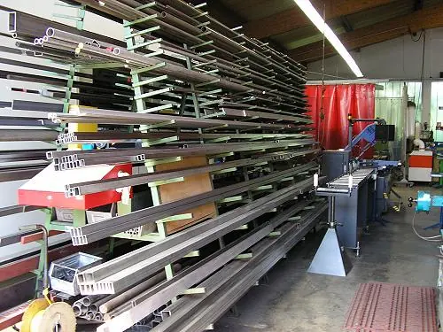 Werkstattbereich mit Materiallager