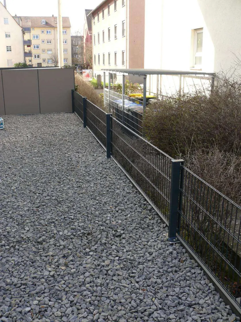 Zaunanlage aus senkrechten Stahlstäben